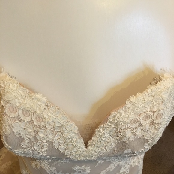 Wedding gown - Picture 7 of 7